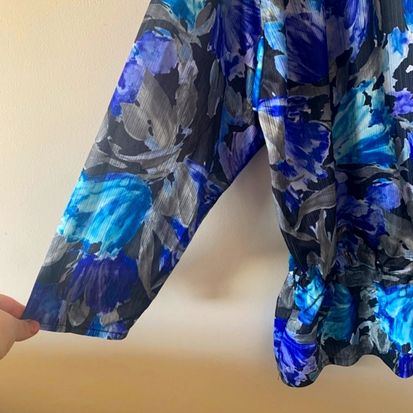 PRICE DROP - Pretty Flowing Tunic Blouse - Plus Size - Picture 2 of 6